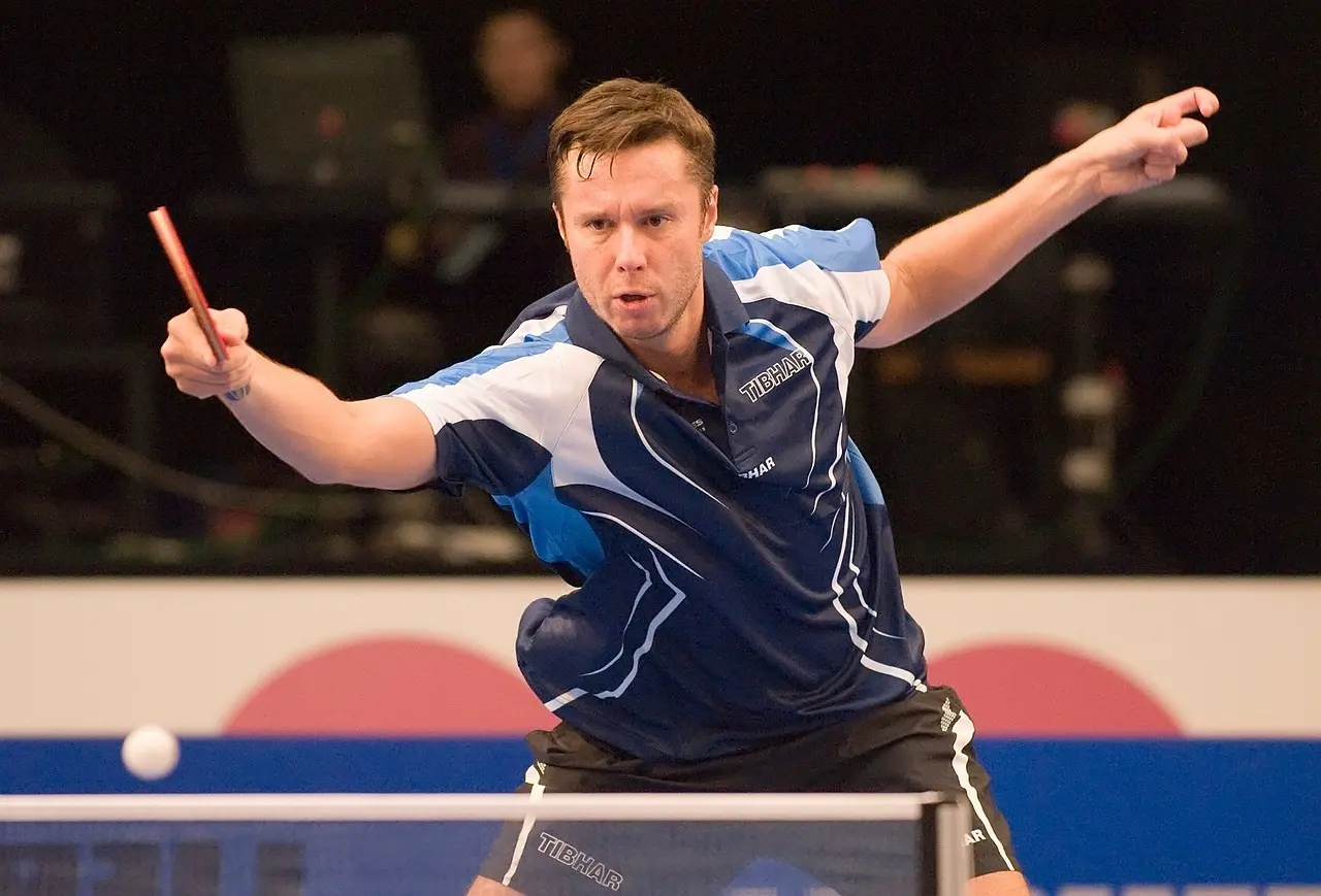 Bordtennisspiller i kamp midt i et slag