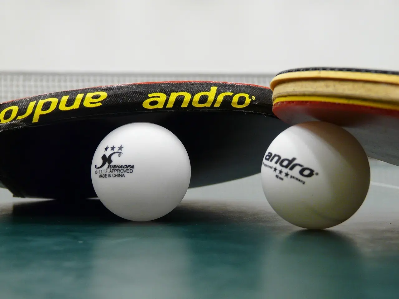To bordtennisbat og to bordtennisbolde